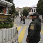 Policías bolivianos manejan un puesto de control en la entrada a la residencia de la Embajada de México.