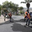 Cuadrilla de obreros trabajan en la repavimentación de la avenida Las Monjas, en Urdesa Central.

Agencia (ag-extra)