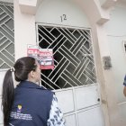 Momento en el que el Ministerio de Salud clausuró un centro de rehabilitación en Guayacanes, donde hubo un fallecido.