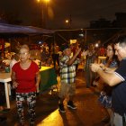 Los residentes bailaron en la cancha del parque central de la ciudadela.