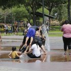 Decenas de personas aprovechan las fuentes públicas para aplacar un poco el calor de la urbe.
