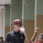 Decenas de personas aprovechan las fuentes públicas para aplacar un poco el calor de la urbe.