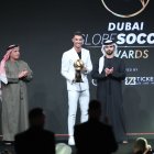 Ronaldo se dio tiempo para viajar y retirar el premio que lo reconoce como el mejor de la temporada.