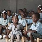 Muy pocos niños, hijos de miembros de las fuerzas de paz de la ONU, pueden ir a la escuela.