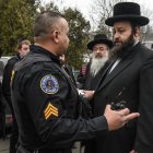 Miembros policiales resguardan la casa del rabino Rottenberg.