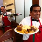 Parte del personal que labora en La Canoa, del hotel El Continental.