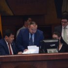 César Litardo y René Zambrano  (de pie) quien fue designado secretario ah doc para la sesión