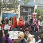 Las personas se acercaron a tomarse fotografías con el monigote armado en honor a Richard Carapaz