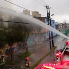 Integrantes del Cuerpo de Bomberos sofocaron un incendio que se produjo en el centro- norte de Quito.