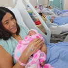 Solange Orrala carga en sus brazos a su primogénita.