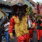Folclor. Los coloridos trajes de los personajes y sus bailes son característicos de la fiesta que atrae a muchos turistas.