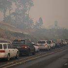 Los automóviles se alinean para salir de la ciudad de Batemans Bay en Nueva Gales del Sur debido a los incendios.