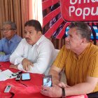 El director Alonso López (centro) en la rueda de prensa de hoy en Guayaquil.