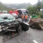 Miembros de emergencias llegaron al lugar para atender a los heridos.