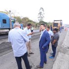 Gabriel Martínez (terno) inspeccionó los trabajos en la vía a la costa.