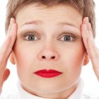 Los factores hormonales, el estrés emocional y la alteración del ritmo de sueño son otros factores que causan dolores de cabeza.