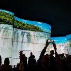 LG acostumbra a adornar su booth con sus mejores televisores.