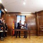 El candidato a la investidura, Pedro Sánchez (i), y el líder de Podemos, Pablo Iglesias (d), durante el acto de firma del acuerdo programático con las principales medidas que tomará el futuro Gobierno de coalición.