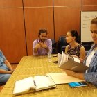 Algunos miembros del nuevo comité de vecinos de Urdesa, en una reunión reciente con EXPRESO.