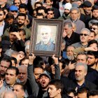 Miles de iraníes salen a las calles para llorar la muerte del teniente general y comandante del Cuerpo de la Guardia Revolucionaria Iraní (IRGC) Qasem Soleimani.