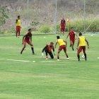 Javier Burrai (c), refuerzo para el arco canario, en la primera práctica en suelo manabita.