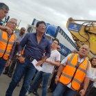 El prefecto del Guayas, Carlos Luis Morales, recorrió los galpones de la Prefectura donde están las maquinarias.