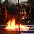 TEHERÁN. Decenas de personas se manifiestan frente a la embajada de Estados Unidos en esta ciudad.