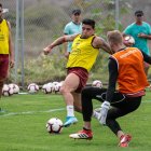 Mario Pineida, defensa del Ídolo, trata de eludir al golero Javier Burrai.