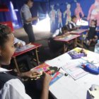 El horario es el de una escuela común, de 08:00 a 13:00. Los niños usan uniformes.