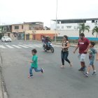 Las personas aceleran el paso para cruzar la calle.