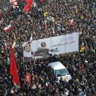 Miles de dolientes se reúnen para rendir homenaje al asesinado comandante militar iraní Qasem Soleimani.