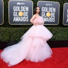 La actriz Sofia Carson durante su entrada a los Globos de Oro 2020.
