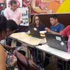 La subsecretaria de Educación de la Zona 8, Alexandra Higgins, recorrió varias sedes de inscripción.