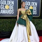 Jennifer López en la alfombra roja de los Globos de Oro 2020.