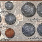 Solo el 1 centavo es moneda de EE. UU. el resto son monedas de Ecuador que son útiles son en el país.