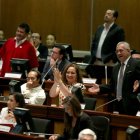 Los legisladores celebran la aprobación de las reformas al Código de la Democracia.