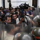 El líder de la oposición venezolana, Juan Guaido, lucha con los miembros de la Guardia Nacional a su llegada a la Asamblea Nacional.