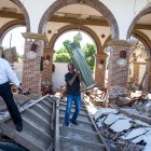 Un hombre lleva una estatua de San Judas de las ruinas de la iglesia Inmaculada Concepción, construida en 1841 y derrumbada después del terremoto.