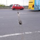 Las juntas de neopreno prácticamente han desaparecido del intercambiador de la Perimetral. Los huecos se convierten en una trampa.