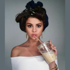 Aunque esta foto corresponde a una foto descartada para una publicidad de cabello, su café siempre estuvo presente en el backstage.