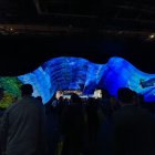 LG siempre destaca por la bienvenida de su booth. Esta vez lució cientos de sus pantallas OLED y unas cuantas flexibles para realizar proyecciones bastante realistas.