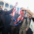 Ciudadanos iraníes queman bandera de Estados Unidos tras el asesinato del general Qasem Soleimani.