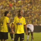 Ronaldinho junto a Ismael Blanco, en el partido amistoso ante la Universidad de San Martín.