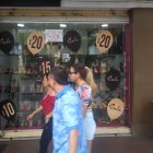 En las perchas se mantienen los descuentos para animar las ventas. En la foto un local ubicado en la avenida Olmedo, en Guayaquil.