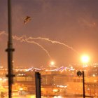 En Iraq el 31 de diciembre de 2019 muestra Un helicóptero de EE. UU. lanza bengalas sobre la Zona Verde de alta seguridad de Bagdad el pasado 31 de diciembre después de que los partidarios iraquíes de facciones pro-Irán violaran el muro exterior