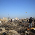 SHAHRIAR. Personal técnico de Irán y Ucrania hurgan en el terreno donde cayó la madrugada de ayer un avión.