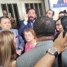 El candidato a vicepresidente del Colegio, Xavier Valverde, increpa al presidente del Colegio, Jimmy Salazar (de espalda).