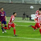 El centrocampista del Atlético de Madrid Koke Resurrección (d) celebra con sus compañeros Ángel Correa (i) y Álvaro Morata (c) tras marcar gol ante el FC Barcelona.