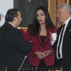 Acusadores. Los asambleístas de CREO Jeannine Cruz y Fernando Flores expusieron ayer las pruebas de cargo contra la presidenta del CNE.