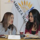 Comisión. Johanna Cedeño, presidenta de Fiscalización, y Jeannine Cruz (CREO), quien presentó ayer pruebas de cargo contra Diana Atamaint.